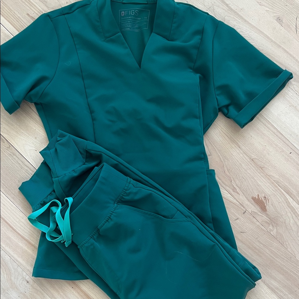 Figs Emerald Green Scrub Ensemble